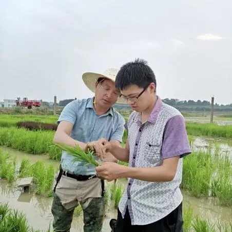 熊老师和学生进行田间考察